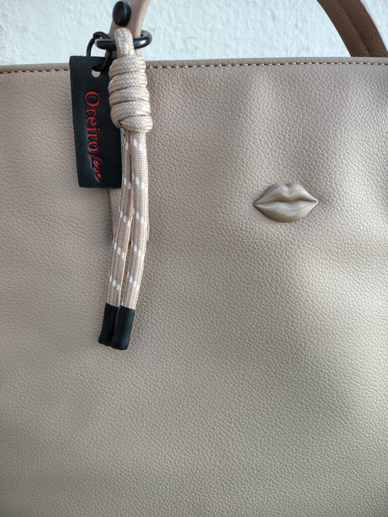 Cartera Las Oreiro color beige nueva