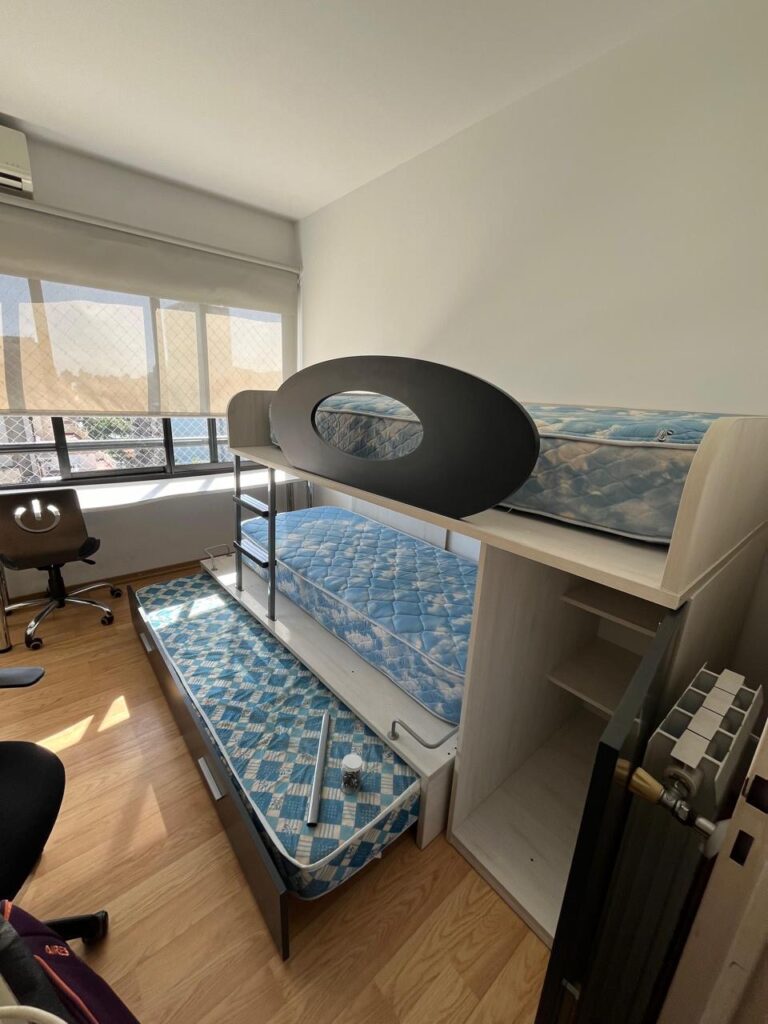 Cama superpuestas (3 ) niveles , sin colchón , lugar de guardado , abarca las medidas de 0,80 y 0,90 de ancho x 1,90 de alto ( impecable estado )