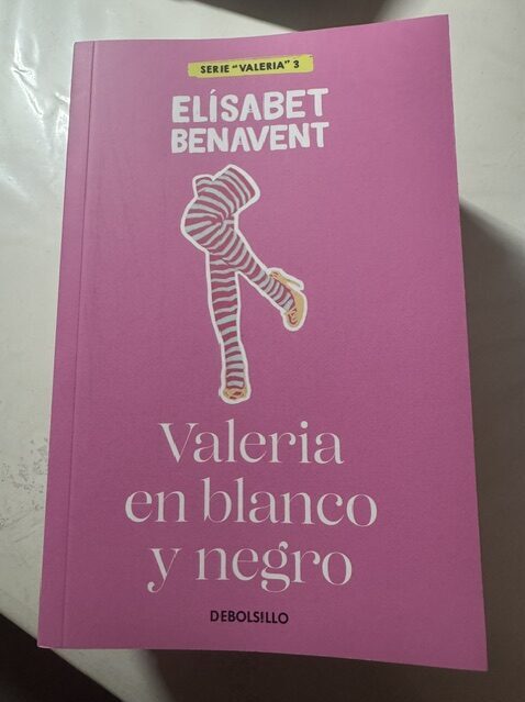 Valeria en blanco y negro -Elisabet benavent-